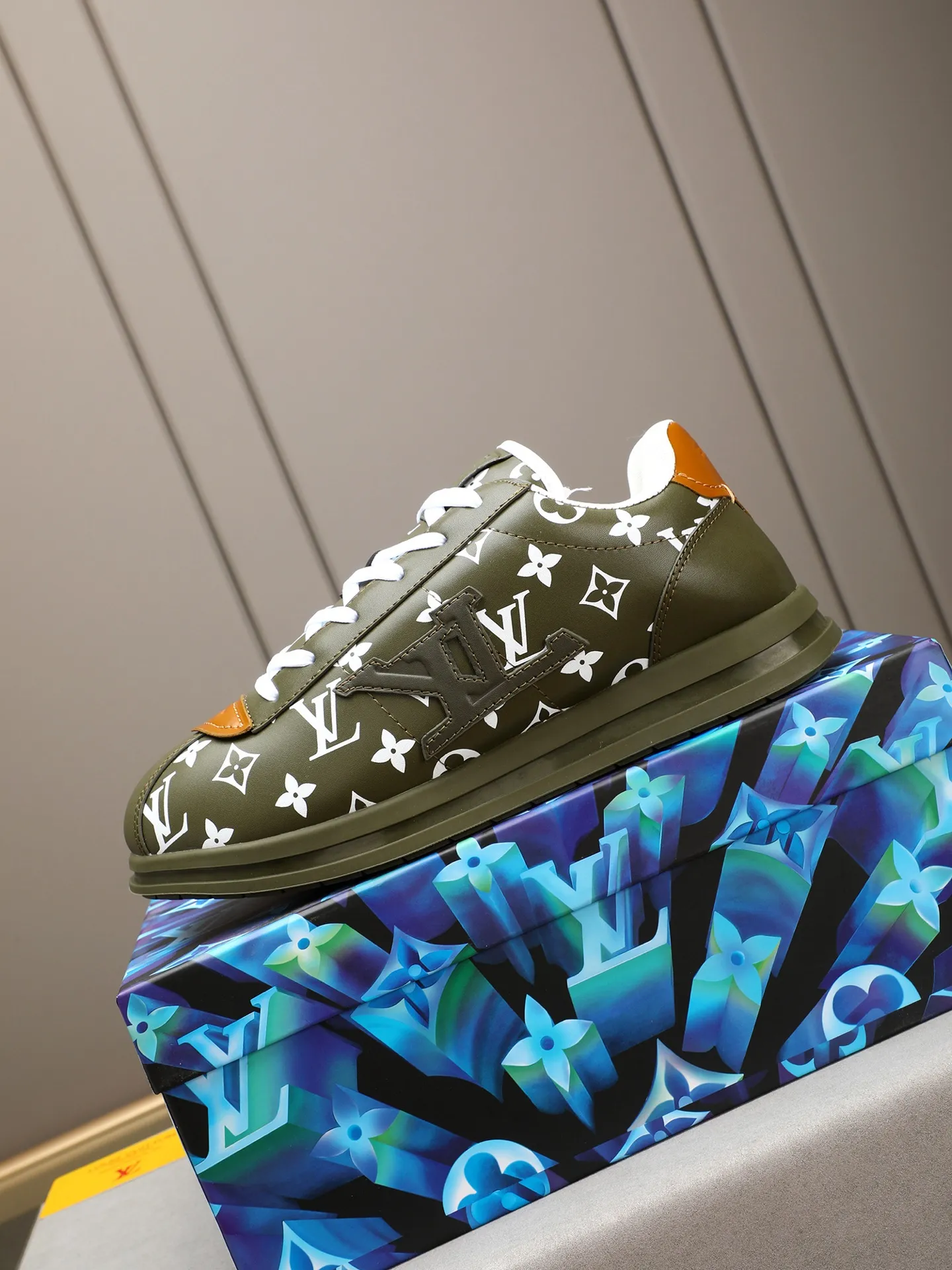 Men's Men's Shoes 💰540 LV Louis Vuitton L Jialu Brand Runner Tatic Series Thick Sole Casual Sports Shoes Running Shoes Original purchase, development and production This LV Runner Tatic sneaker combines technical materials such as mesh fabric and ribbons to interpret the inspiration of traditional mountaineering shoes. LV letters are written on one side, the lariat buckle of the quick lacing system is embellished with Monogram flowers and Louis Vuitton logos, and the light and wear-resistant rubber outsole completes the whole. ▪️Fabric: Original imported cowhide + mesh ▪️Inner lining: Original customized breathable mesh ▪️Sole: Original open-molded anti-slip rubber combination material ▪️Size: Men's 40-44 (45 46 customized)